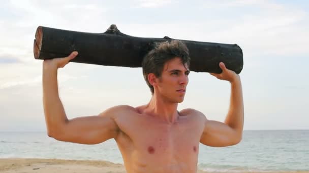 Fit Young Man exercice sur la plage. Entraînement Crossfit. Mode de vie sain et actif . — Video