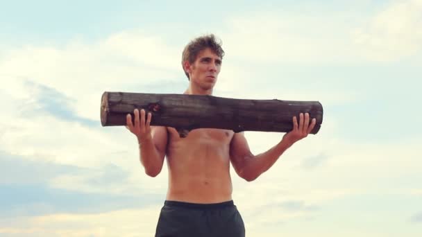 Nasaďte si mladého muže cvičení na pláž. Je to na tobě. Zdravý aktivní životní styl. — Stock video