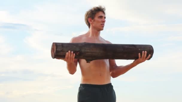 Fit ung man utövar på stranden. CrossFit träna. Hälsosam aktiv livsstil. — Stockvideo