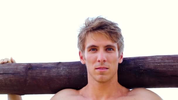 Fit Young Man exercice sur la plage. Entraînement Crossfit. Mode de vie actif sain Modèle de conditionnement physique masculin . — Video