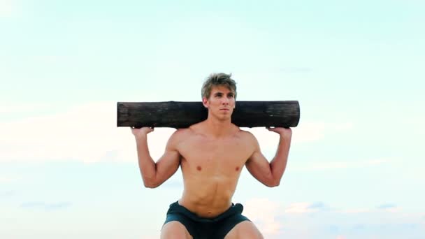 Fitter junger Mann beim Training am Strand. Crossfit funktioniert. gesunder aktiver Lebensstil männliches Fitnessmodell. — Stockvideo
