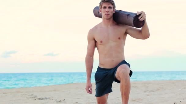 Ajuste Joven Ejercicio en la playa. Entrenamiento Crossfit. Estilo de vida activo saludable Modelo de fitness masculino . — Vídeos de Stock