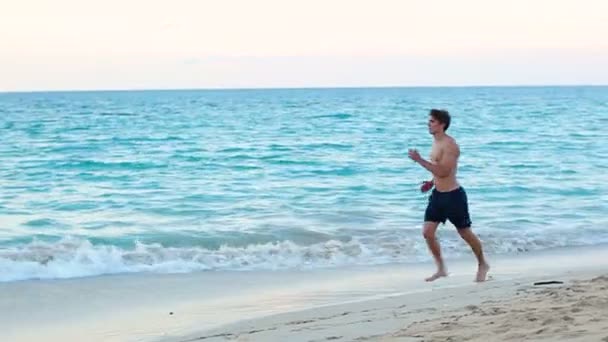 Löpning sport man jogging på stranden — Stockvideo