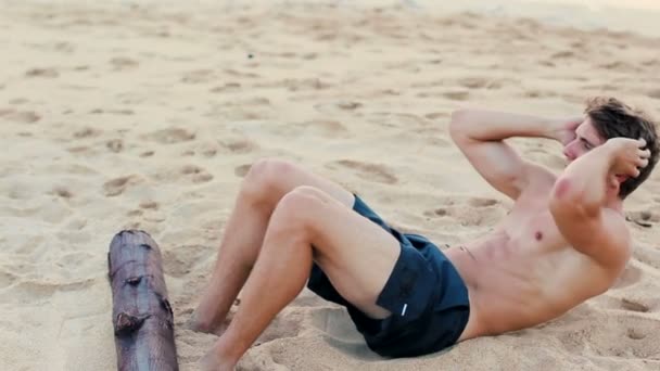 Fit Young Man Exercício na praia. Crossfit Work Out. Estilo de vida ativo saudável . — Vídeo de Stock