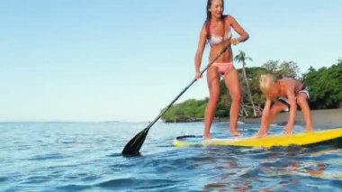 Mutlu aile ayağa kalk Hawaii'de kürek çekmeye.