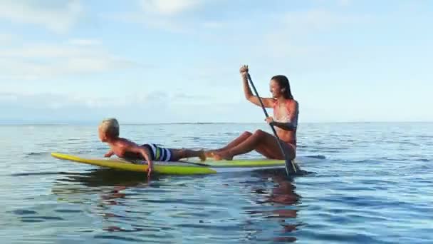 Familia feliz se levanta remando en Hawaii . — Vídeos de Stock