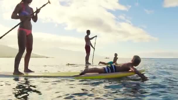 Mutlu aile ayağa kalk Hawaii'de kürek çekmeye. — Stok video