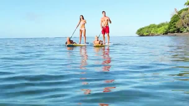 Happy Family Stand Up Paddling ao nascer do sol — Vídeo de Stock