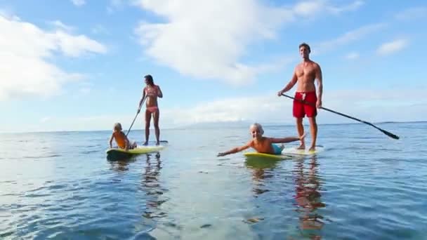 Oudoor dobrodružství rodiny obstojnej pádlo surfování — Stock video