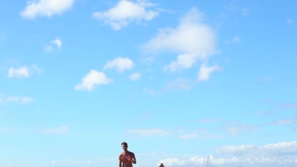 Glückliche Familie Stand Up Paddling auf Hawaii. — Stockvideo