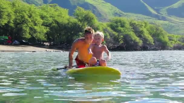 Glad familj Stand Up Paddling i Hawaii. — Stockvideo