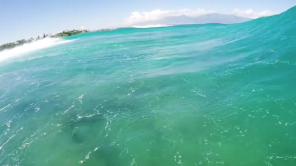 POV серфінгу на синій океан хвилі — стокове відео