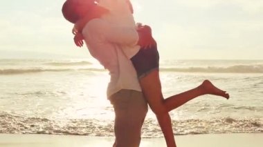 Sevgi Sahil gün batımında tutkulu Çift