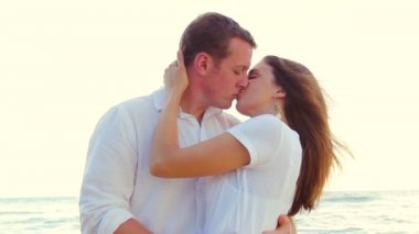 Sevgi Sahil gün batımında tutkulu Çift