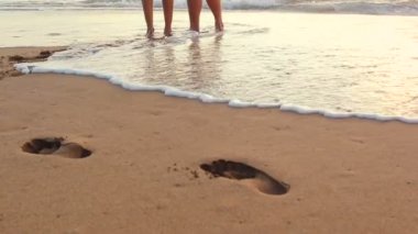 Güzel genç çift Beach günbatımında elele