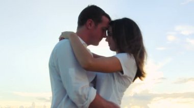 Güzel genç çift öpüşme. Balayı romantizm.