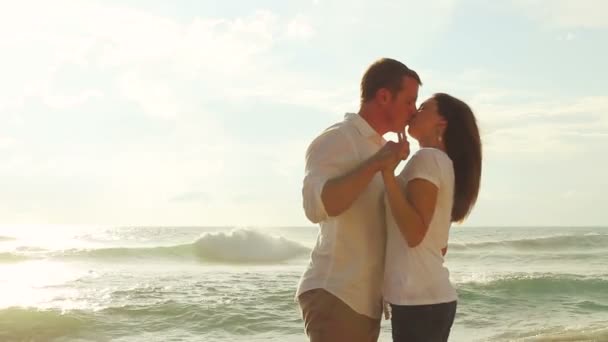 Pareja apasionada enamorada al atardecer en la playa — Vídeo de stock