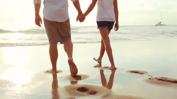 Пассивная влюбленная пара на пляжном закате — стоковое видео