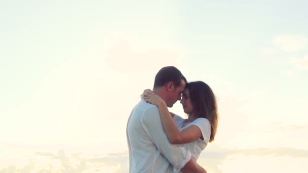 Güzel genç çift öpüşme. Balayı romantizm. — Stok video
