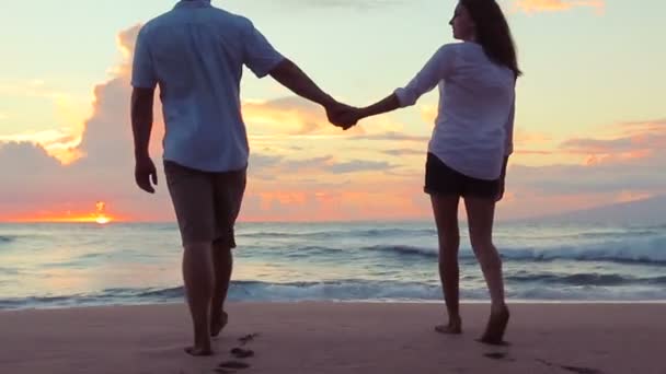 Pareja apasionada enamorada caminando hacia una puesta de sol increíble — Vídeo de stock