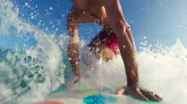 Ağır çekim Pov sörfçü büyük mavi okyanus dalgası üzerinde. Frontside alt sıra Cutback içinde damla