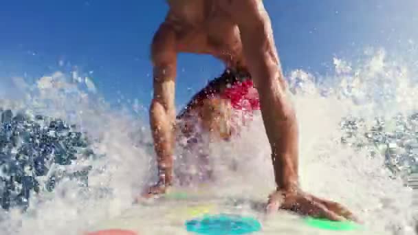 GoPro Pov медленное движение серфинг зад поворот — стоковое видео