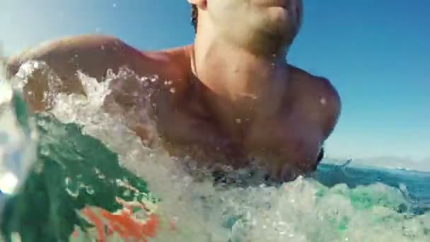 POV Hawaii North Shore büyük sörf içine kürek çekmeye sörfçü. — Stok video