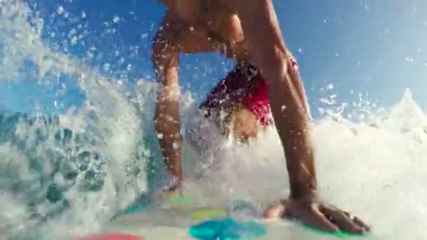 Slow Motion POV Surfer on Big Blue Ocean Wave (en inglés). Caída en Frontside Bottom Turn Cutback — Vídeo de stock