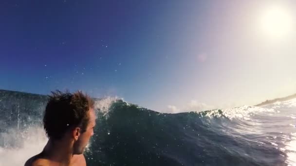POV Surfer σειρά νερό πυροβόλησε πίσω πλευρά. Μεγάλο ωκεανό μπλε κύμα. — Αρχείο Βίντεο
