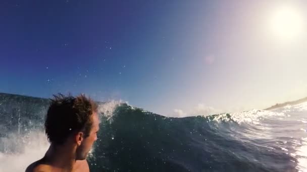 POV Surfer draait Shot achterkant Water. Grote Blue Ocean Wave. — Stockvideo