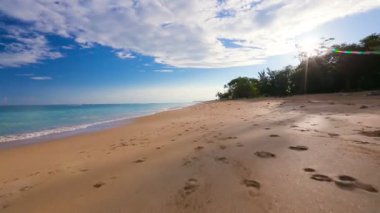 Yavaş Pürüzsüz Steadicam Hareket Beyaz Kumlu Plaj Revealing. Okyanus Manzara Manzara. Dalgalar Yuvarlanma ve Çökme.