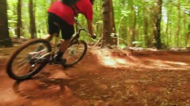 Big Dirt Berm Etrafında Dağ Bisikleti Orman Trail. Genç Fit Adam Dağ Bisikleti Sürmek. Açık Aktif Yaz Yaşam Tarzı. Steadicam Shot.