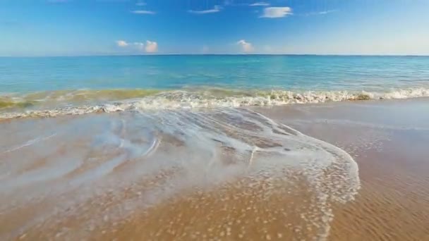 Långsam slät Steadicam rörelse avslöjar vit sandstrand. Havets natursköna landskap. Vågor rullande och kraschar. — Stockvideo