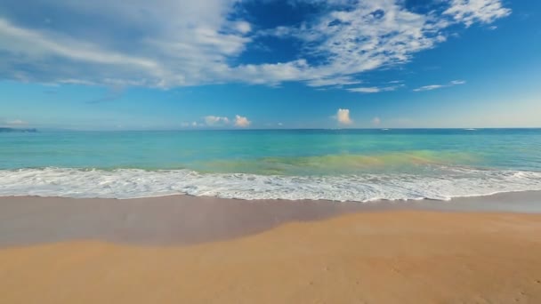 Slow Smooth Steadicam Motion Revealing White Sandy Beach. Paisaje escénico oceánico. Ondas rodando y estrellándose . — Vídeos de Stock