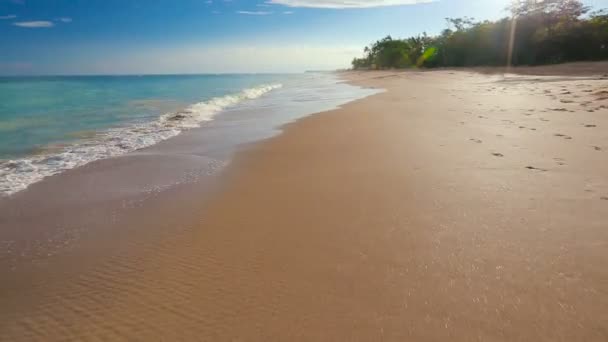 Slow Smooth Steadicam Motion Revealing White Sandy Beach. Paisaje escénico oceánico. Ondas rodando y estrellándose . — Vídeos de Stock