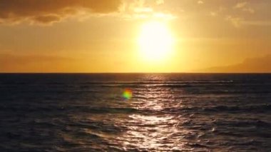 Güneş Hawaii'de okyanusun üzerinde ufka batıyor