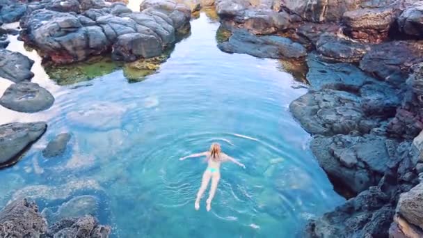 美丽的女人游泳在潮汐池在日落. — 图库视频影像