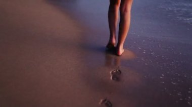 Bacaklar ıslak kum plaj boyunca yalınayak yürüyen sadece genç etnik kız. Sunset Evening Romantik Instagram Renk Tonu.