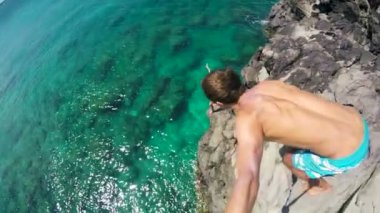 Pov Yavaş Hareket Genç Adam uçurumdan okyanusa atlama. Extreme Cliff Jump Eğlenceli Yaz Yaşam Tarzı