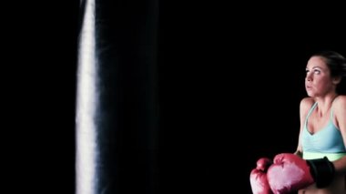 Güçlü Kadın Fighter Boks Eldiven ve Body Bag ile Kendini Savunma için Egzersiz.
