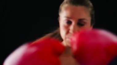 Güzel Genç Kadın Atlet Boks Eldiven ve Vücut Çantası ile Kendini Savunma için Egzersiz.