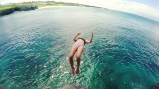 Aantrekkelijke jonge vrouw terug Flip Cliff Jump in bikini in de Oceaan. Slow Motion. — Stockvideo