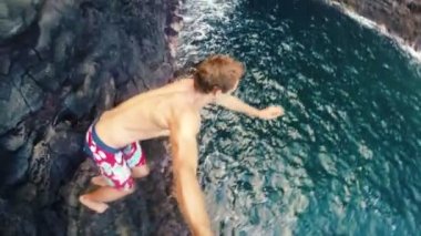 Pov Yavaş Hareket Genç Adam uçurumdan okyanusa atlama. Extreme Cliff Jump Eğlenceli Yaz Yaşam Tarzı