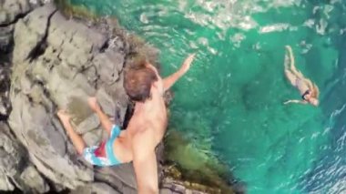 Flip Selfie sopa Slow Motion Gopro Pov genç adam atlama uçurumdan Hawaii okyanusa geri.