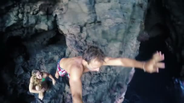 Movimento lento GOPRO POV Jovem Cliff Saltar para o oceano. Selfie Stick — Vídeo de Stock