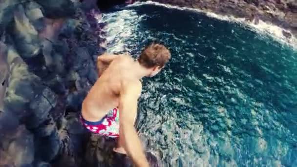 Slow Motion GOPRO POV Jeune homme Cliff Sautez dans l'océan. Bâton de selfie — Video