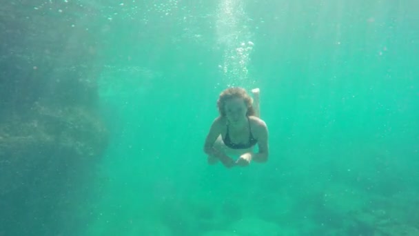 Frau schwimmt unter Wasser. junge attraktive schöne Frau Meerjungfrau. — Stockvideo