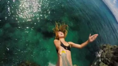 POV Cliff Bikini (ağır çekim) Gopro Selfie sopa Backflip çekici genç kadında atlama