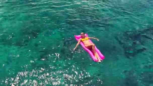 Férias Resort de luxo. Mulheres bonitas Relaxando em Crystal Blue Ocean. Estilo de vida de férias de verão . — Vídeo de Stock