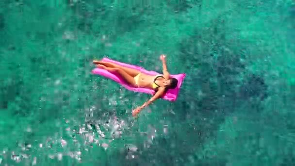 Luxury Resort Vacation. Beautiful Women Relaxing in Crystal Blue Ocean. — Stock Video